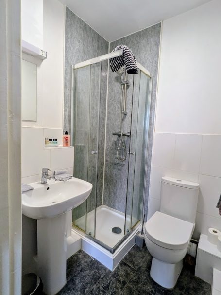 Bathroom with basin, toilet and walk-in shower.